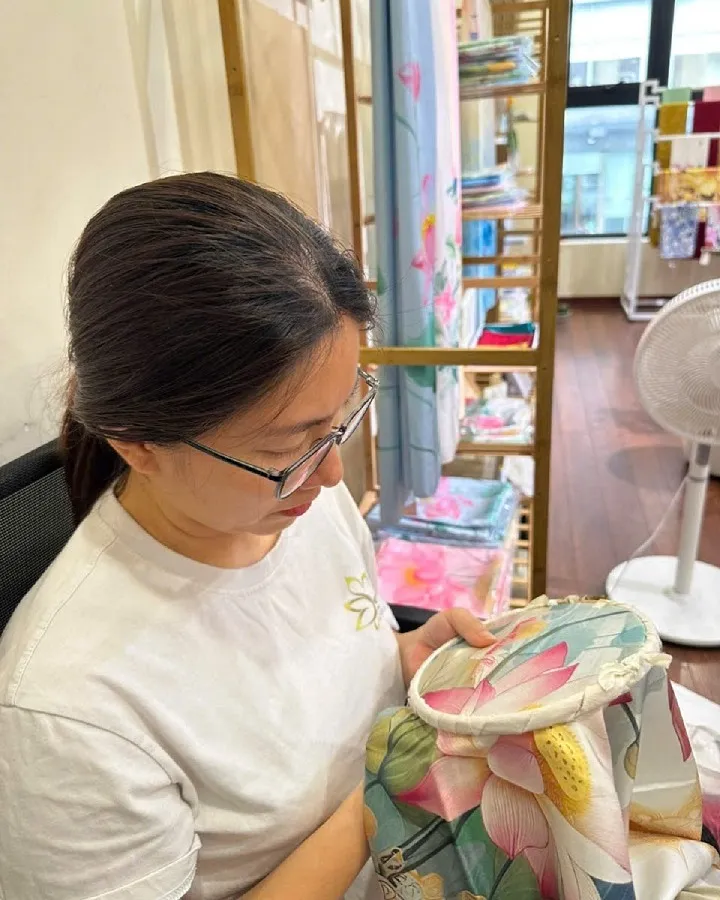 Nghệ nhân SenSilk thêu tay trên khăn lụa tơ tằm thủ công cao cấp