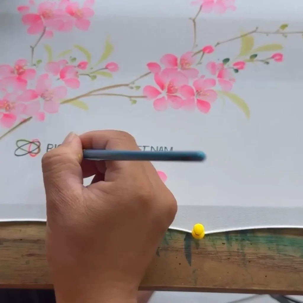 Nghệ nhân SenSilk vẽ tên và thông điệp cá nhân trên khăn lụa