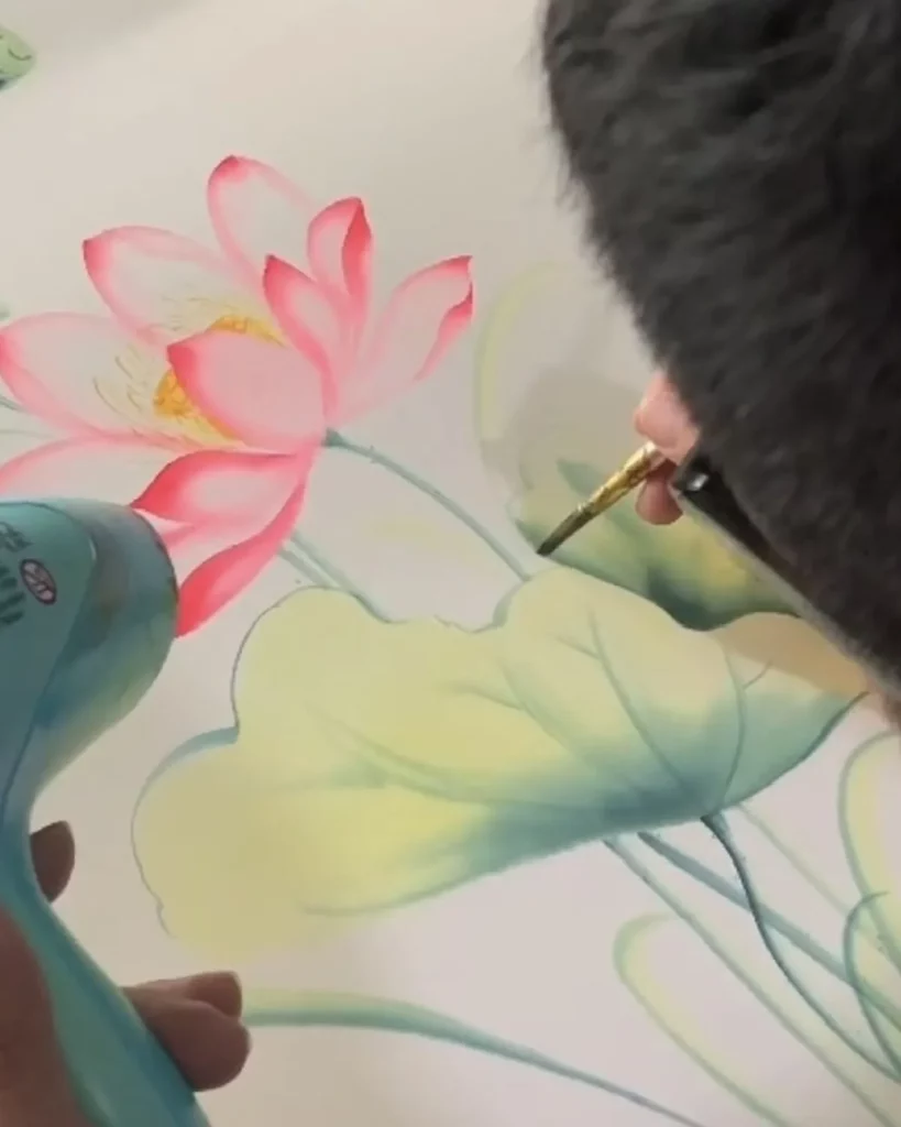 Nghệ nhân SenSilk vẽ tay thủ công trên khăn lụa tơ tằm