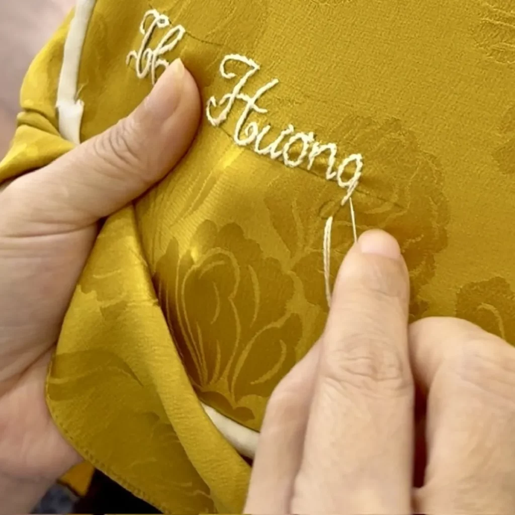 khăn lụa thêu tay SenSilk thủ công trên lụa tơ tằm