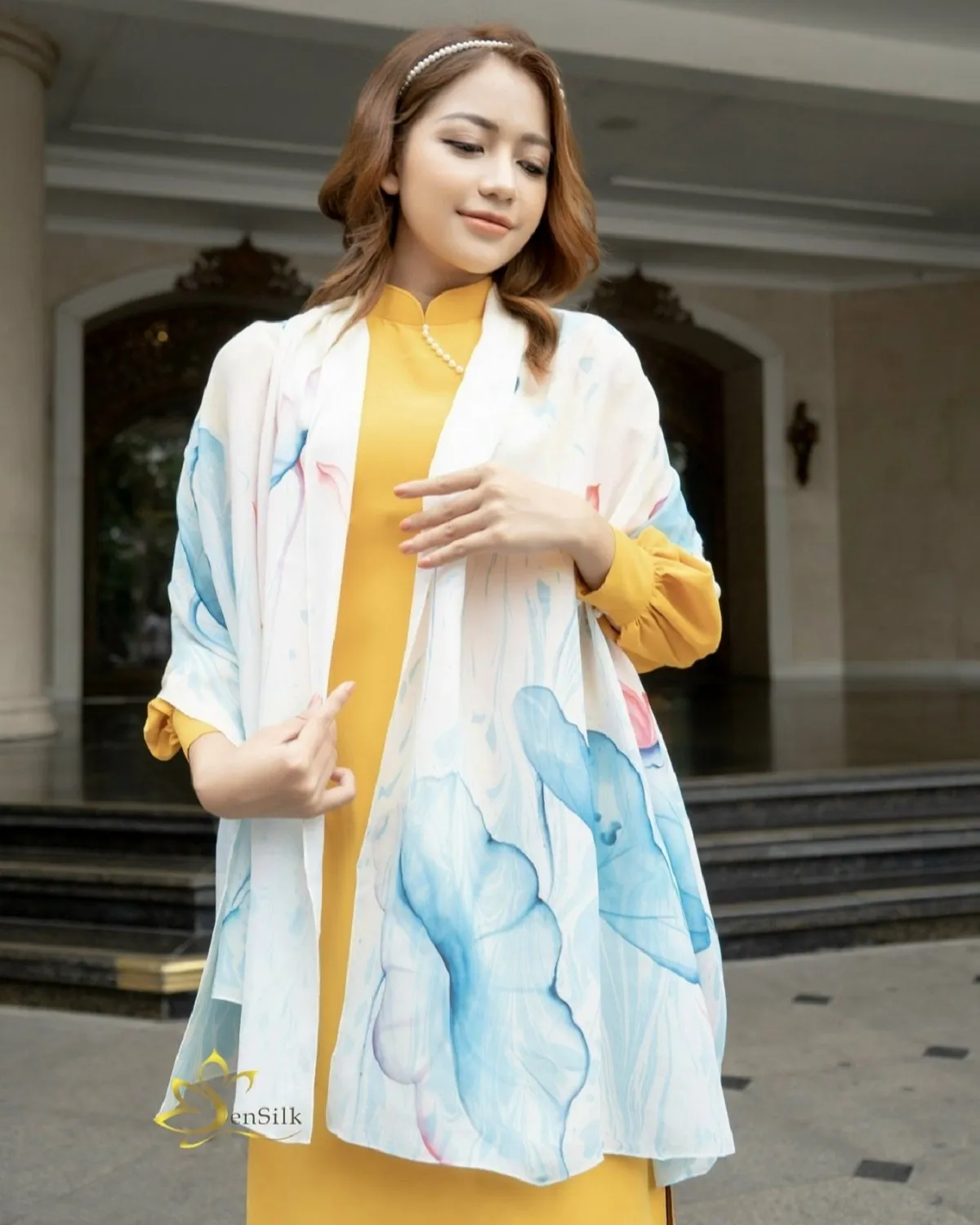 Khăn lụa thủy ấn hoa sen SenSilk với họa tiết mềm mại trên lụa tơ tằm