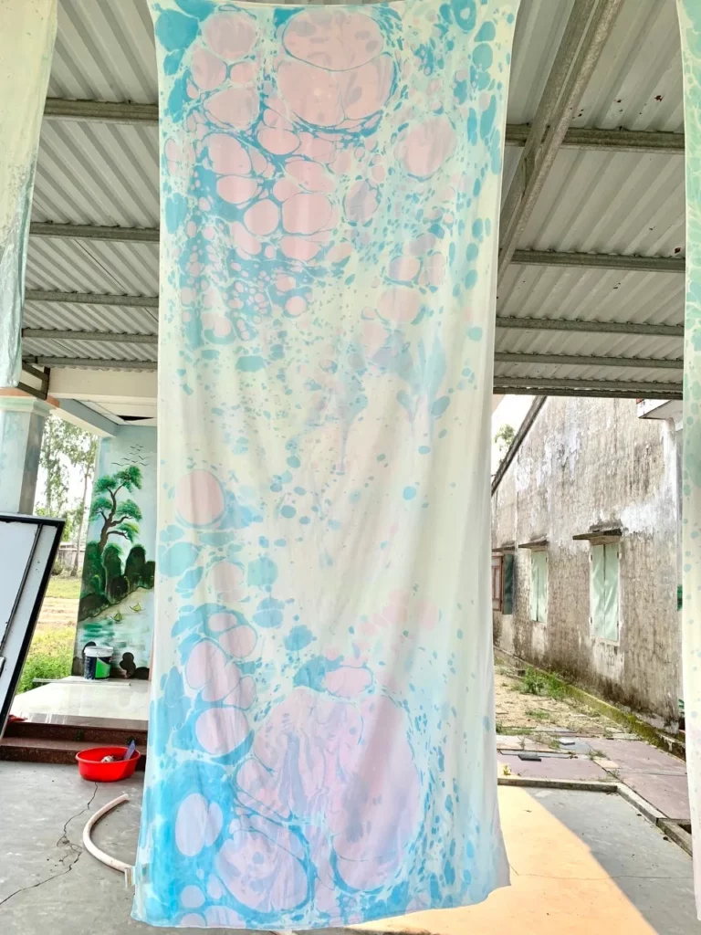 Khăn lụa nhuộm thủy ấn SenSilk sau khi hoàn thiện với hoa văn độc bản