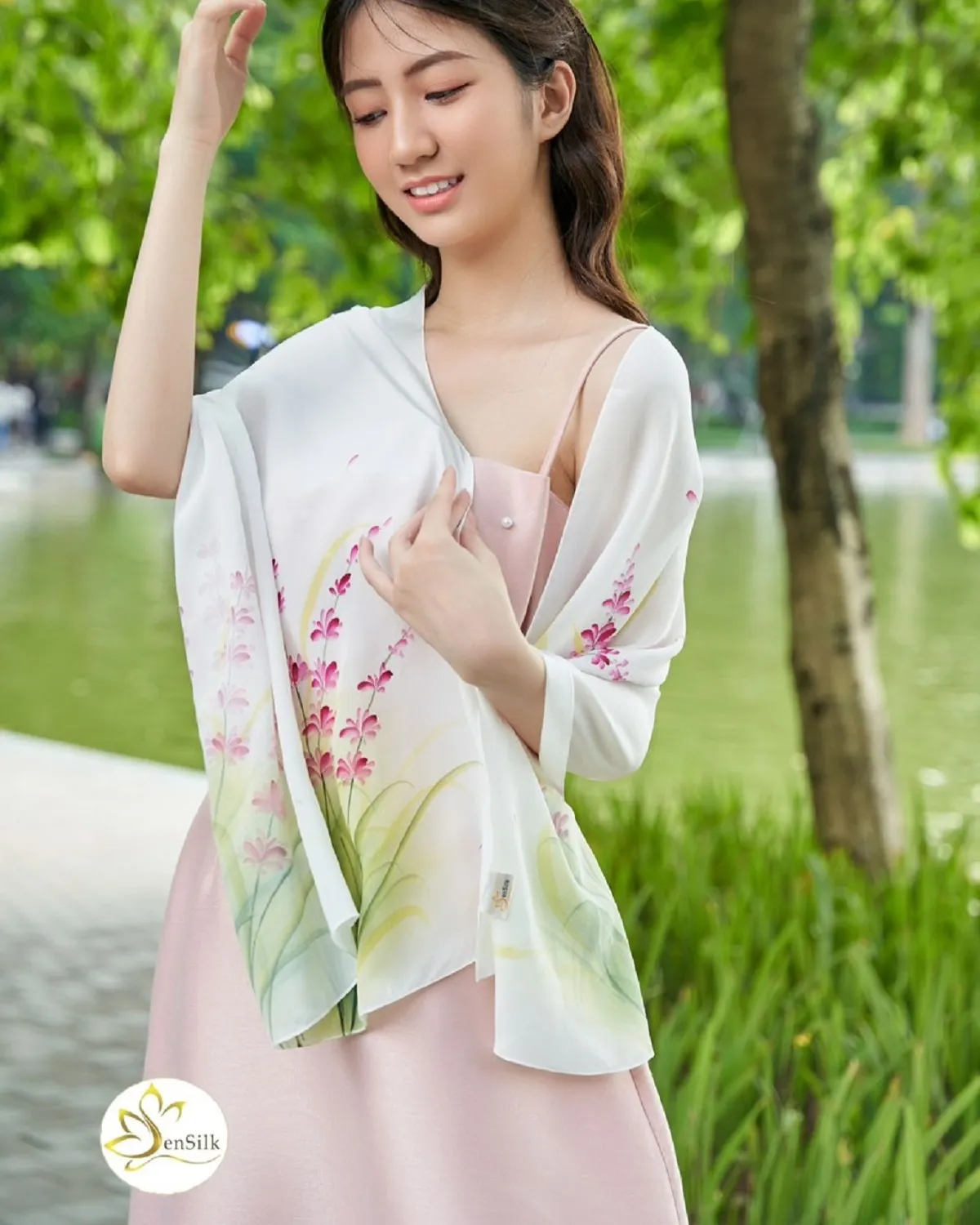 Khăn lụa vẽ tay Lavender SenSilk trên nền lụa tơ tằm cao cấp