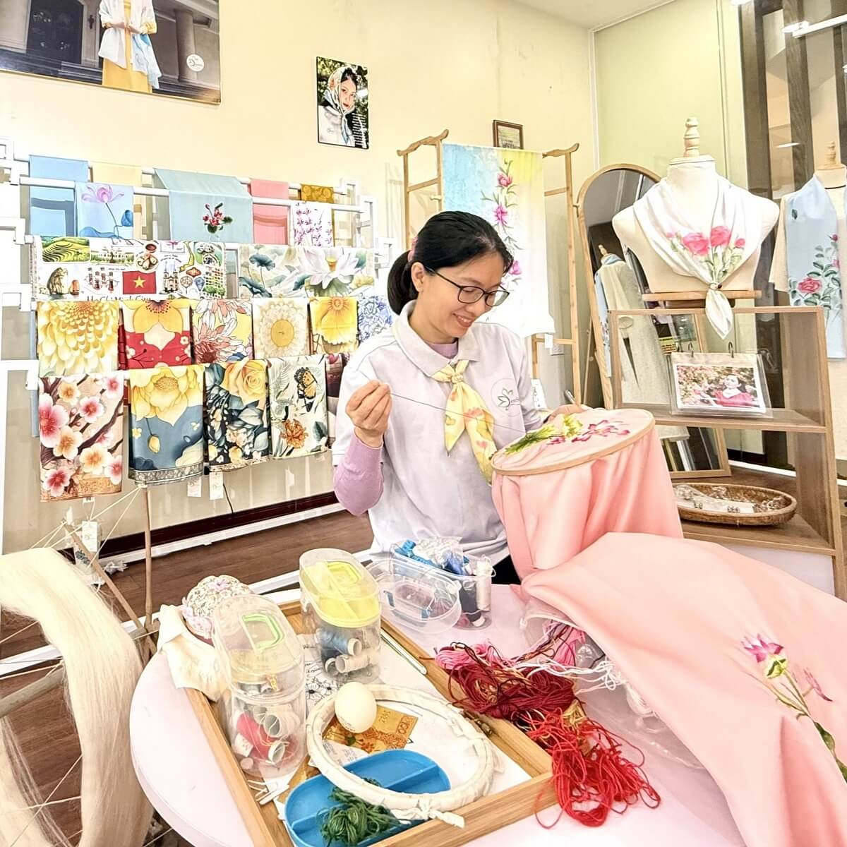 Nghệ nhân SenSilk thêu tay khăn lụa tơ tằm thủ công tại showroom