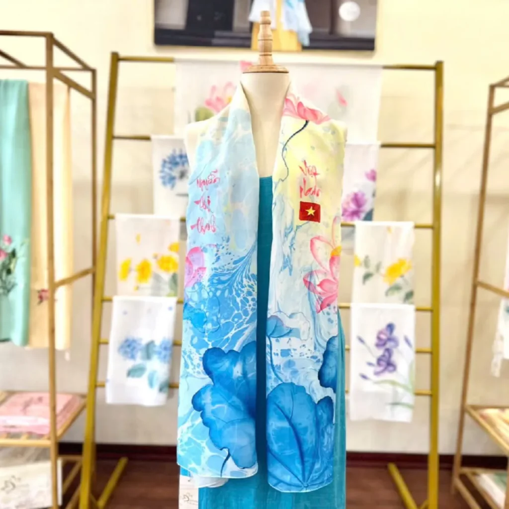 Tác phẩm khăn lụa thủy ấn vẽ tay độc bản hoàn thiện tại SenSilk