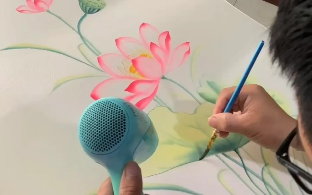 Nghệ nhân SenSilk vẽ tay trên nền lụa tơ tằm