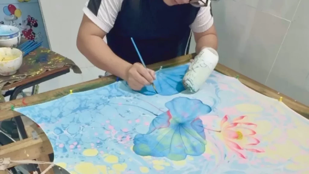 Bàn tay nghệ nhân SenSilk thực hiện kỹ nghệ thủ công trên lụa tơ tằm