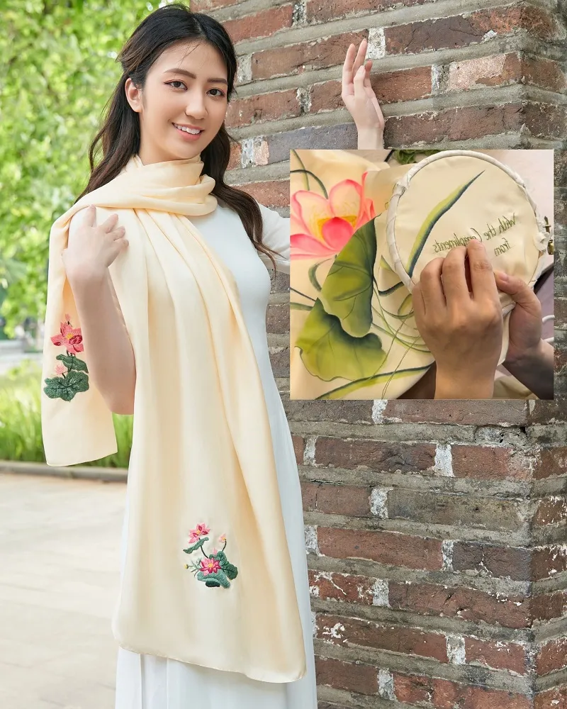 Khăn lụa tơ tằm thêu tay thủ công cao cấp SenSilk với họa tiết tinh xảo thực hiện bởi nghệ nhân