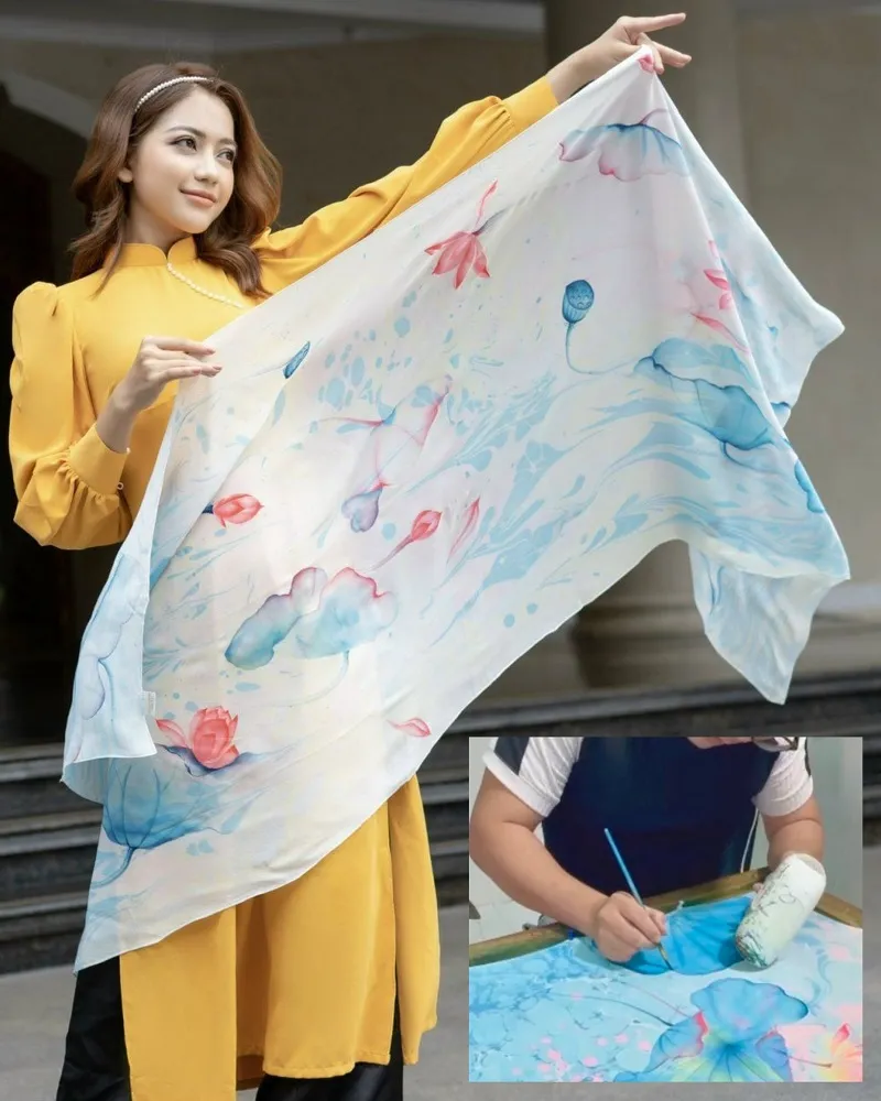 Khăn lụa tơ tằm thủy ấn vẽ tay độc bản SenSilk họa tiết hoa sen xanh pastel được thực hiện thủ công bởi nghệ nhân