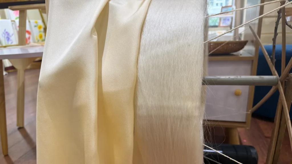 Lụa tơ tằm tự nhiên trong không gian thủ công với ánh sáng nhẹ