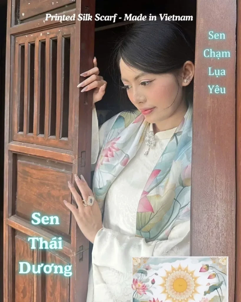 Khăn lụa tơ tằm in 3D SenSilk họa tiết Sen Thái Dương với gam màu rực rỡ và thiết kế nghệ thuật nổi bật trên nền lụa mềm mại.