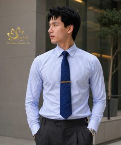 Quý ông mặc sơ mi phối cà vạt nam cao cấp SenSilk phong cách business luxury hiện đại