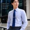 Quý ông mặc sơ mi trắng phối cà vạt lụa cao cấp xanh navy SenSilk phong cách luxury gentleman style hiện đại
