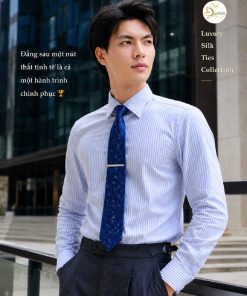 Quý ông mặc sơ mi trắng phối cà vạt lụa cao cấp xanh navy SenSilk phong cách luxury gentleman style hiện đại