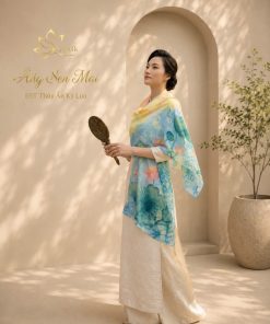 Người mẫu choàng khăn lụa tơ tằm cao cấp Áng Sen Mai của SenSilk
