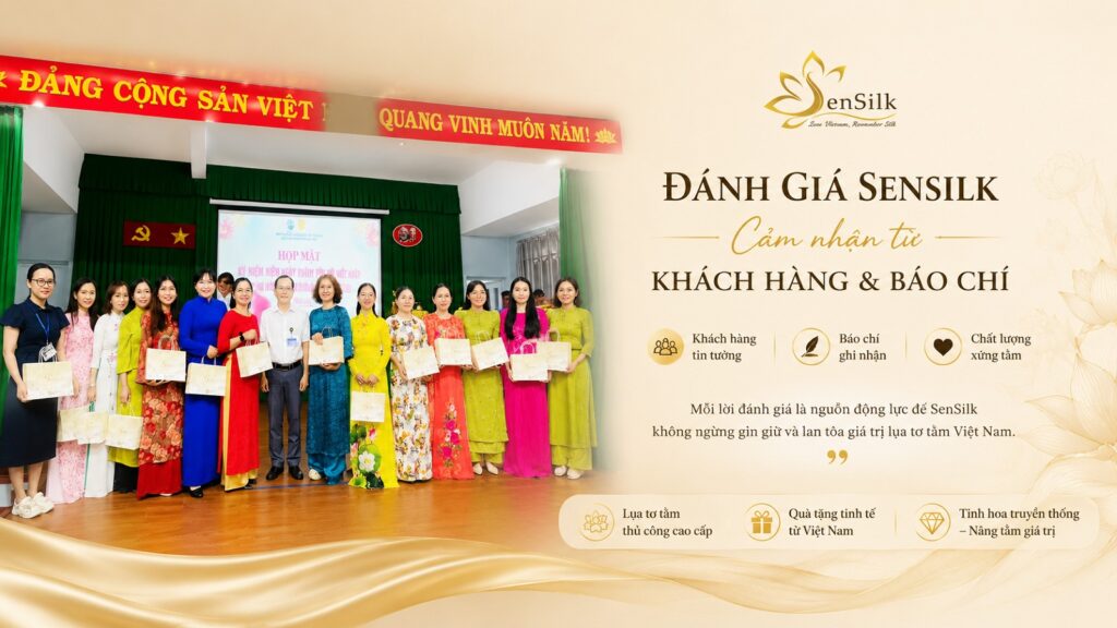 Khách hàng nhận quà tặng khăn lụa SenSilk và chia sẻ những đánh giá tích cực về chất lượng sản phẩm cùng trải nghiệm thương hiệu