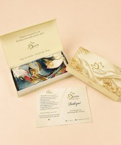 Bộ quà tặng khăn lụa tơ tằm Sen Nhã Lam gồm khăn, hộp quà cao cấp và thiệp SenSilk