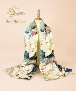 Khăn lụa tơ tằm in 3D Sen Nhã Lam SenSilk trưng bày trên mannequin với họa tiết hoa sen trắng nền lam ngọc
