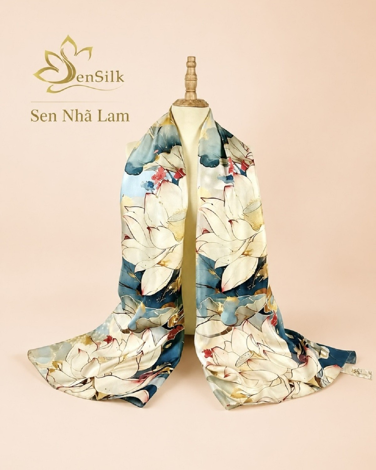 Khăn lụa tơ tằm in 3D Sen Nhã Lam SenSilk trưng bày trên mannequin với họa tiết hoa sen trắng nền lam ngọc