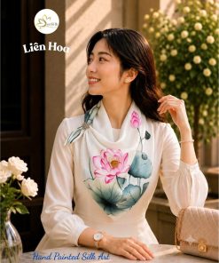 Người mẫu quàng khăn lụa vẽ tay Liên Hoa sang trọng