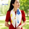 Người mẫu quàng khăn lụa vẽ tay Sen Lam trên nền lụa tơ tằm Bảo Lộc cao cấp của SenSilk