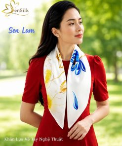 Người mẫu quàng khăn lụa vẽ tay Sen Lam trên nền lụa tơ tằm Bảo Lộc cao cấp của SenSilk