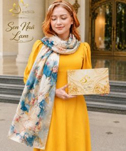 Người mẫu phối khăn lụa tơ tằm Sen Nhã Lam với trang phục thanh lịch sang trọng
