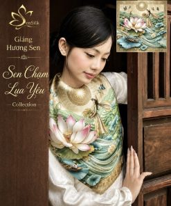 Khăn Lụa Vuông In 3D Giáng Hương Sen của SenSilk phối cùng trang phục trắng, tôn vẻ đẹp tinh tế và sang trọng