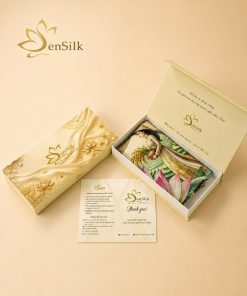 Hộp quà cao cấp của Khăn Lụa Vuông In 3D Giáng Hương Sen SenSilk, phù hợp làm quà tặng doanh nghiệp và đối tác