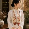 Khăn lụa tơ tằm Đào Yến phối cùng áo dài trắng, tạo điểm nhấn thanh lịch cho trang phục