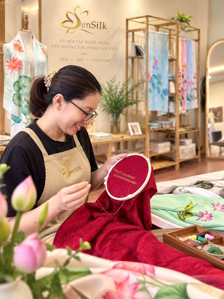 Nghệ nhân SenSilk thực hiện thủ công trên nền lụa tơ tằm