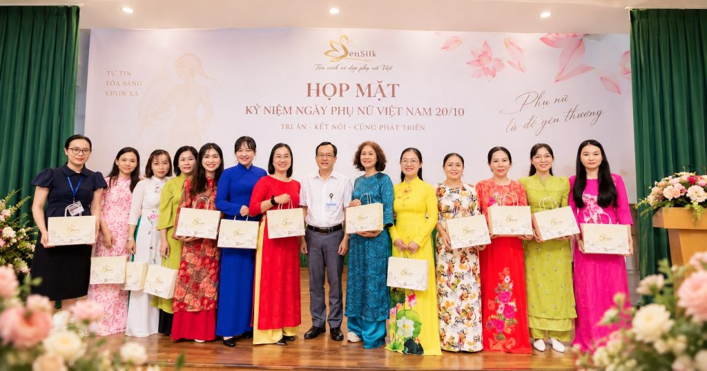 Nhân viên nữ nhận quà tặng khăn lụa SenSilk nhân ngày 20/10