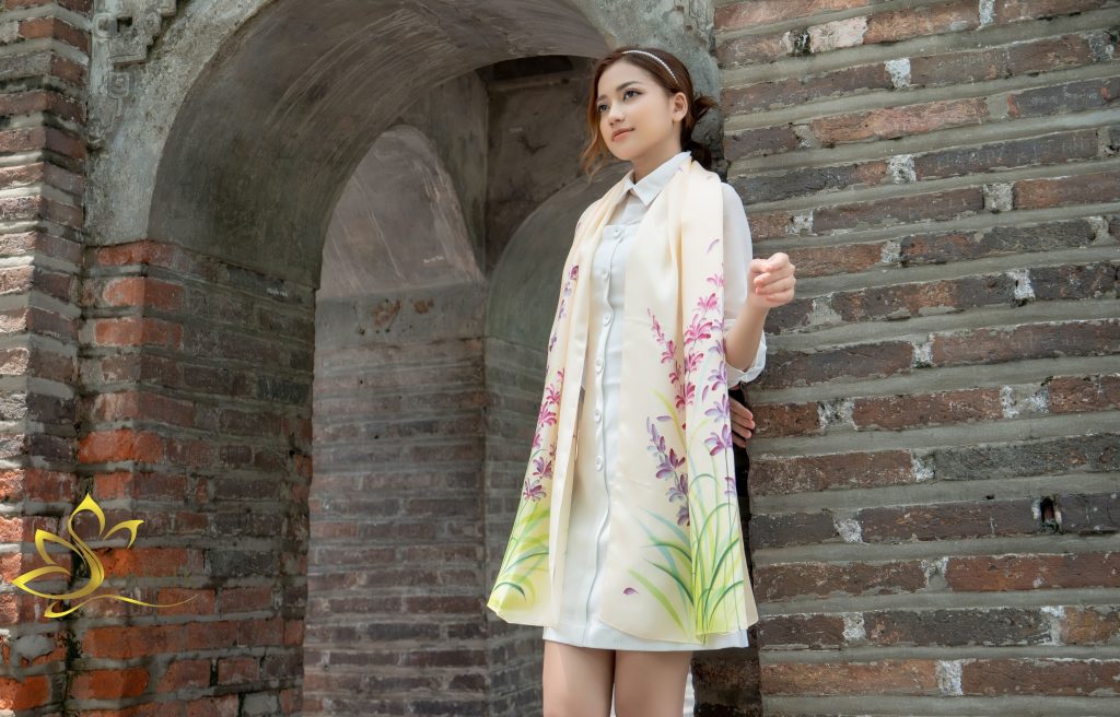 Khăn lụa tơ tằm SenSilk làm quà tặng 20/10 cho nhân viên nữ