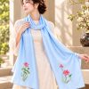 Thiếu nữ quàng khăn lụa thêu tay hoa sen cao cấp Việt Nam