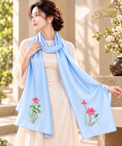 Thiếu nữ quàng khăn lụa thêu tay hoa sen cao cấp Việt Nam