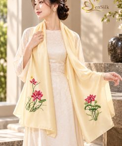 Người mẫu quàng khăn lụa thêu tay cao cấp SenSilk