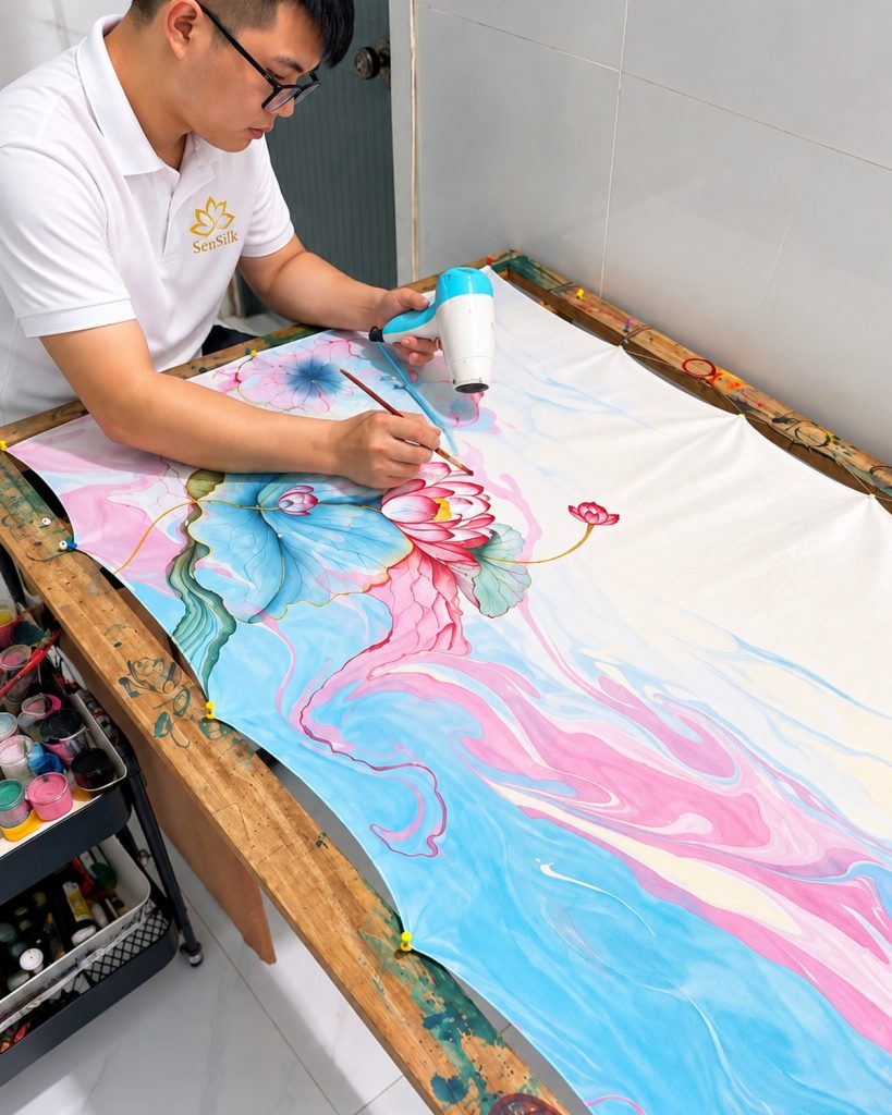Nghệ nhân vẽ tay khăn lụa tơ tằm thủ công Việt Nam tại SenSilk